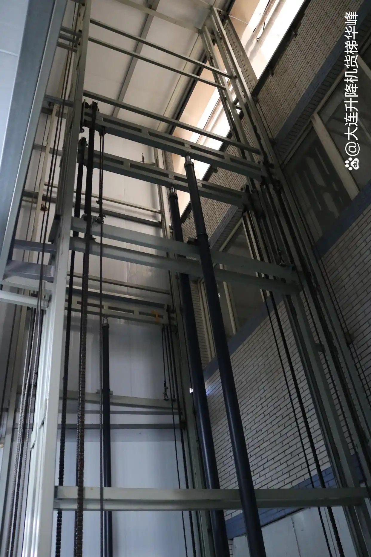 液压升降货梯设备多少钱_工厂液压升降货梯_车间液压升降货梯的配置如何选用